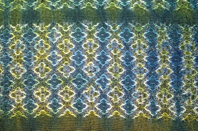 Woven shibori sample #2, weft ties every 4 threads, painted yellow on one side and blue on the other, front side