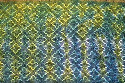 Woven shibori sample #2, widely spaced weft ties (~23 threads apart), painted yellow on one side and blue on the other, front side