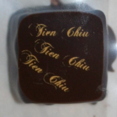 Chocolate decorated with single-color transfer sheet